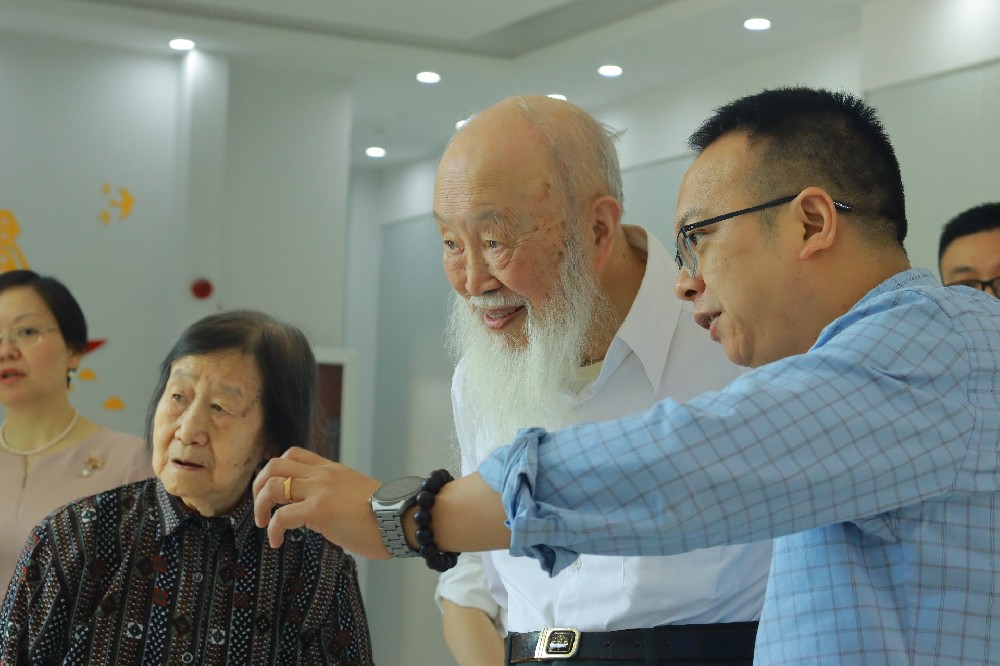 中國工程院院士楊裕生少將一行走進(jìn)超鈉新能源